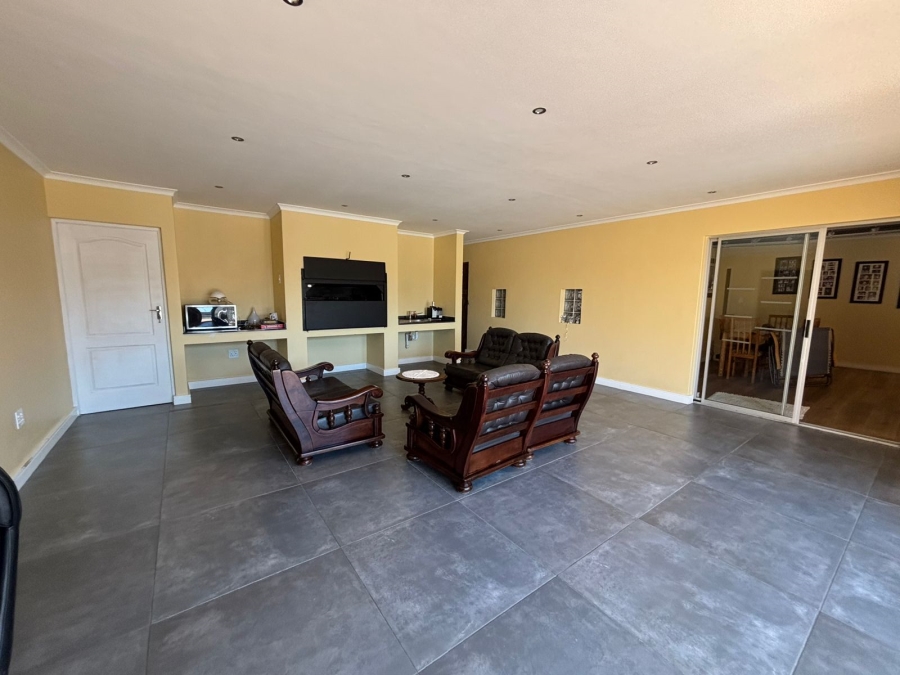 To Let 5 Bedroom Property for Rent in Rouxville Western Cape